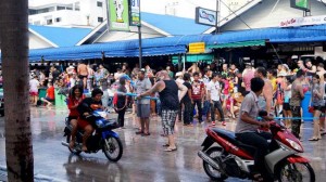 Сонгкран в Таиланде, обливают водой